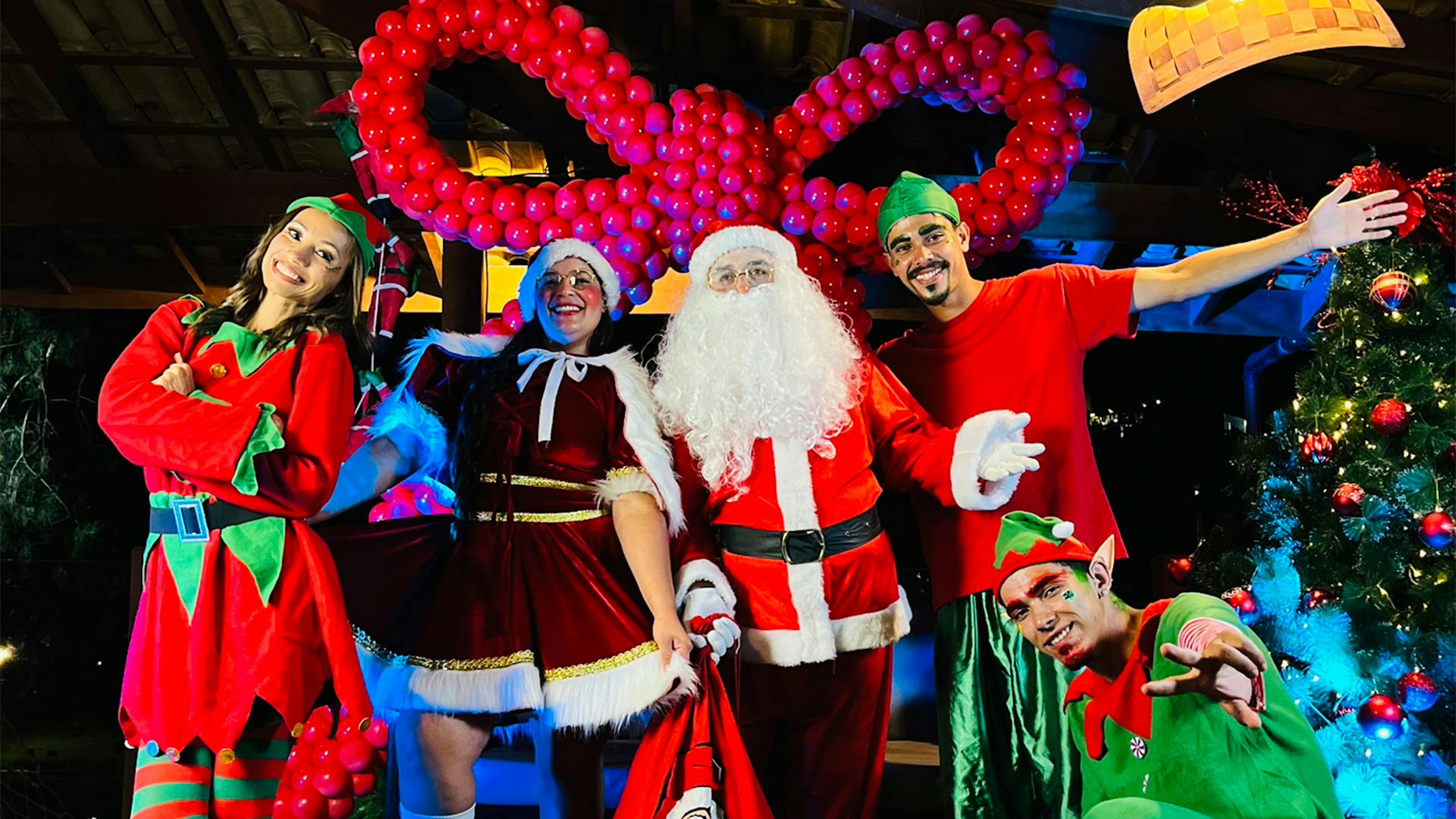 recreadores fantasiados de papai noel e elfos para o natal em hotel