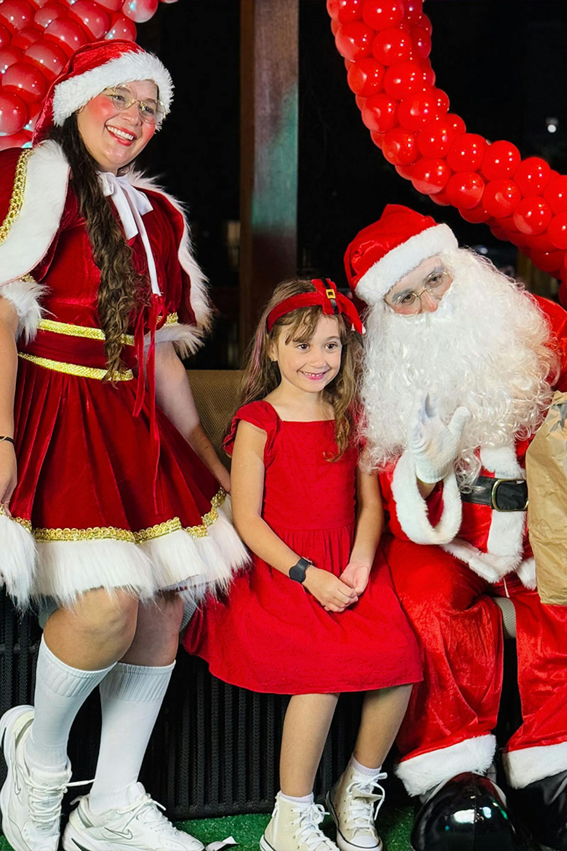 papai e mamãe noel com criança