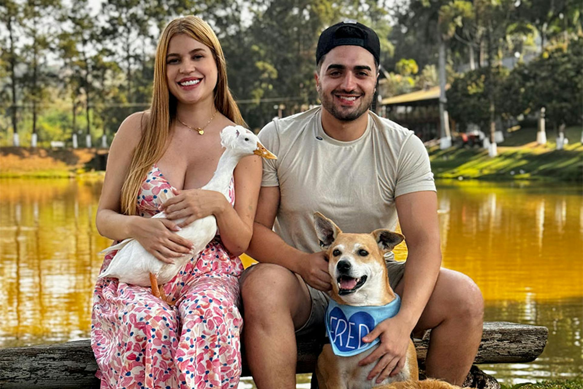 casal com seus pets, cão e pato