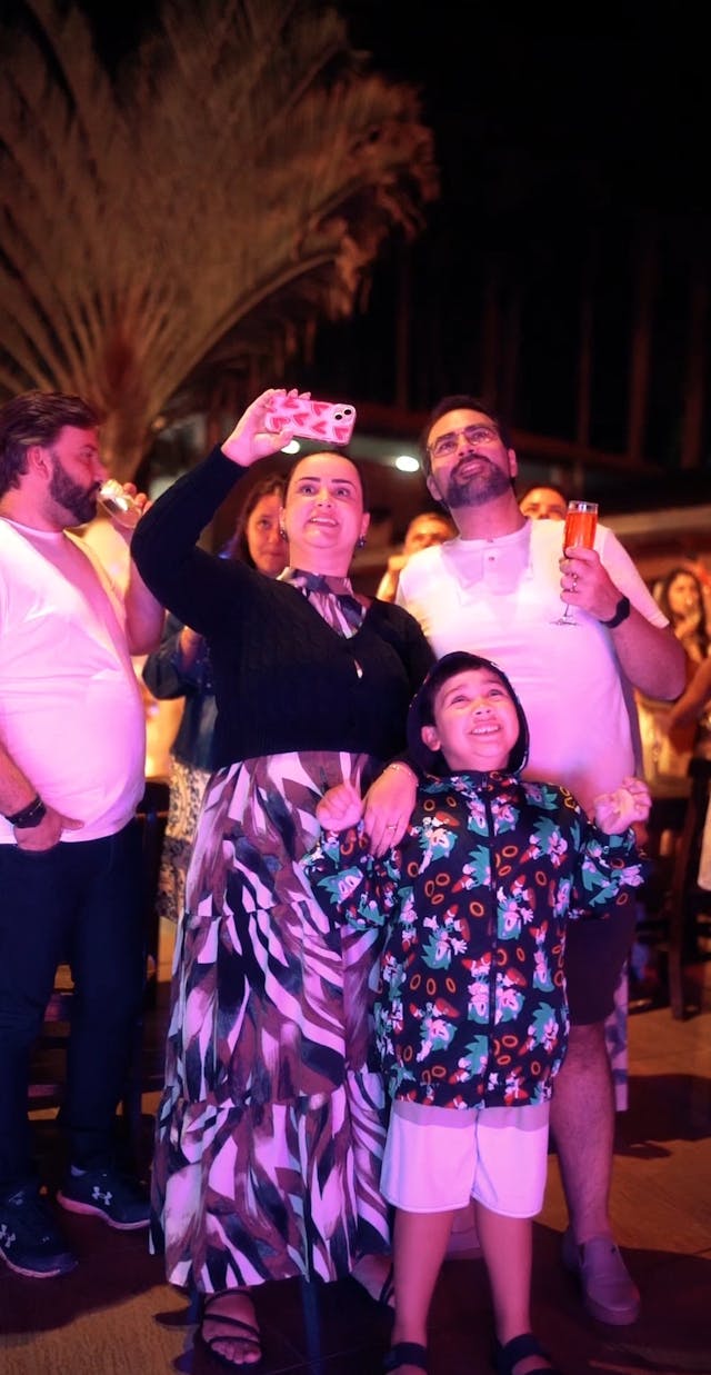 famílias em hotel no ano novo em momento inesquecível de fogos de artifício