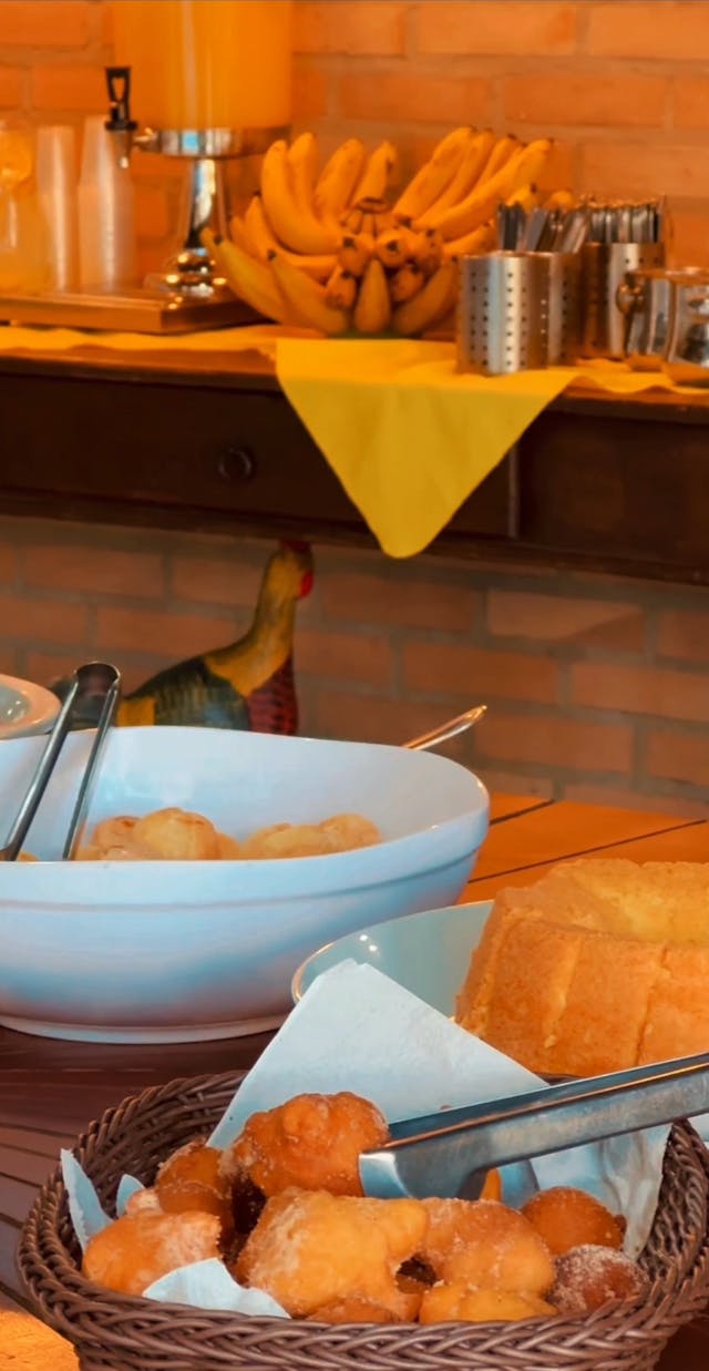 mesa farta de frutas e bolos em hotel fazenda com pensão completa