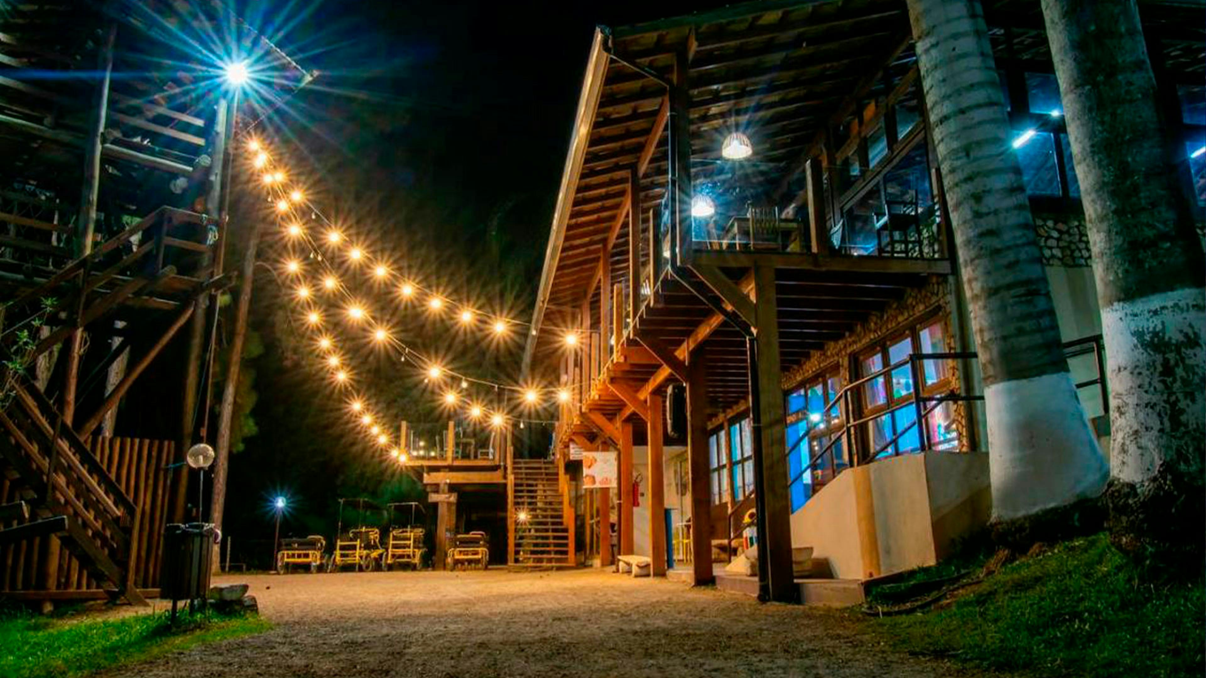 Área externa da estrutura de hotel com iluminação aconchegante