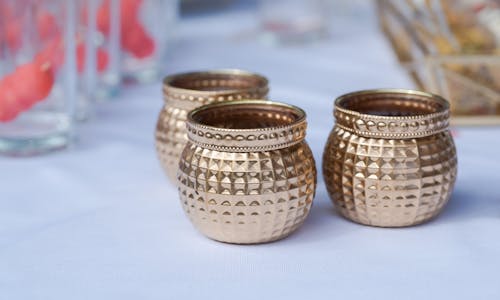 petits pots dorés pour bougies