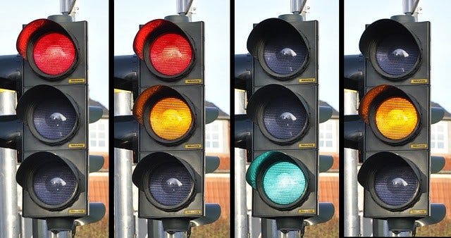 An image showing 4 traffic lights each in a different stage of the sequence 