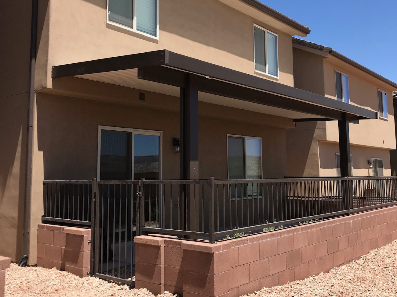 Cubierta para patio de aluminio macizo de dos tonos con marco marrón y techo blanco instalada en Las Vegas, Nevada.