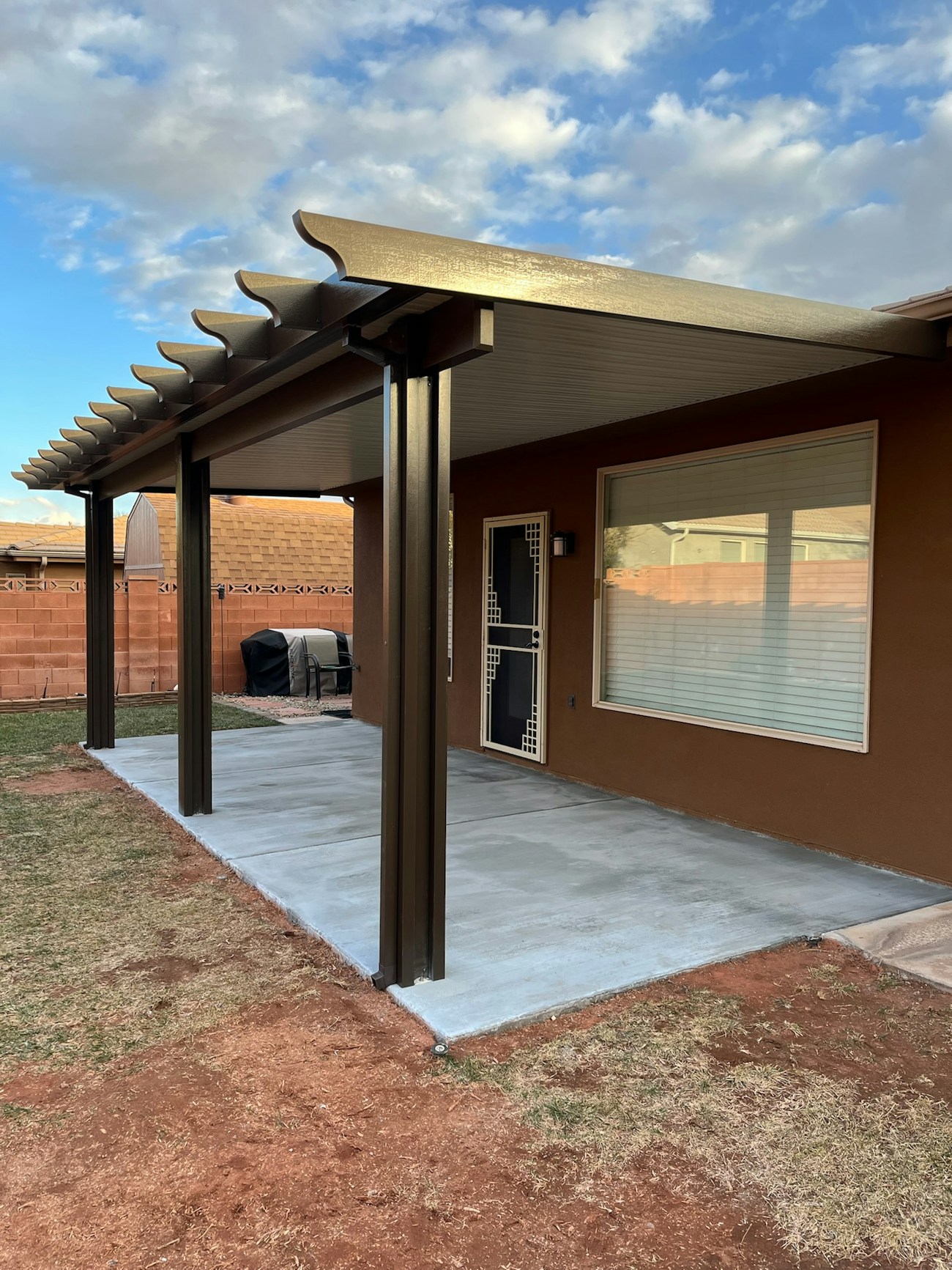 Cubierta marrón para patio con techo blanco que cubre el patio trasero de Las Vegas, Nevada.