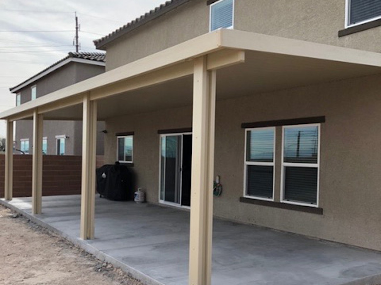 Cubierta de aluminio color canela con techo sólido instalada en una vivienda en Henderson, Nevada.