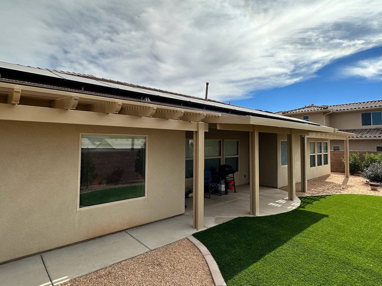 Tres cubiertas para patio de color beige en Las Vegas, Nevada, con diseños enrejados y sólidos.