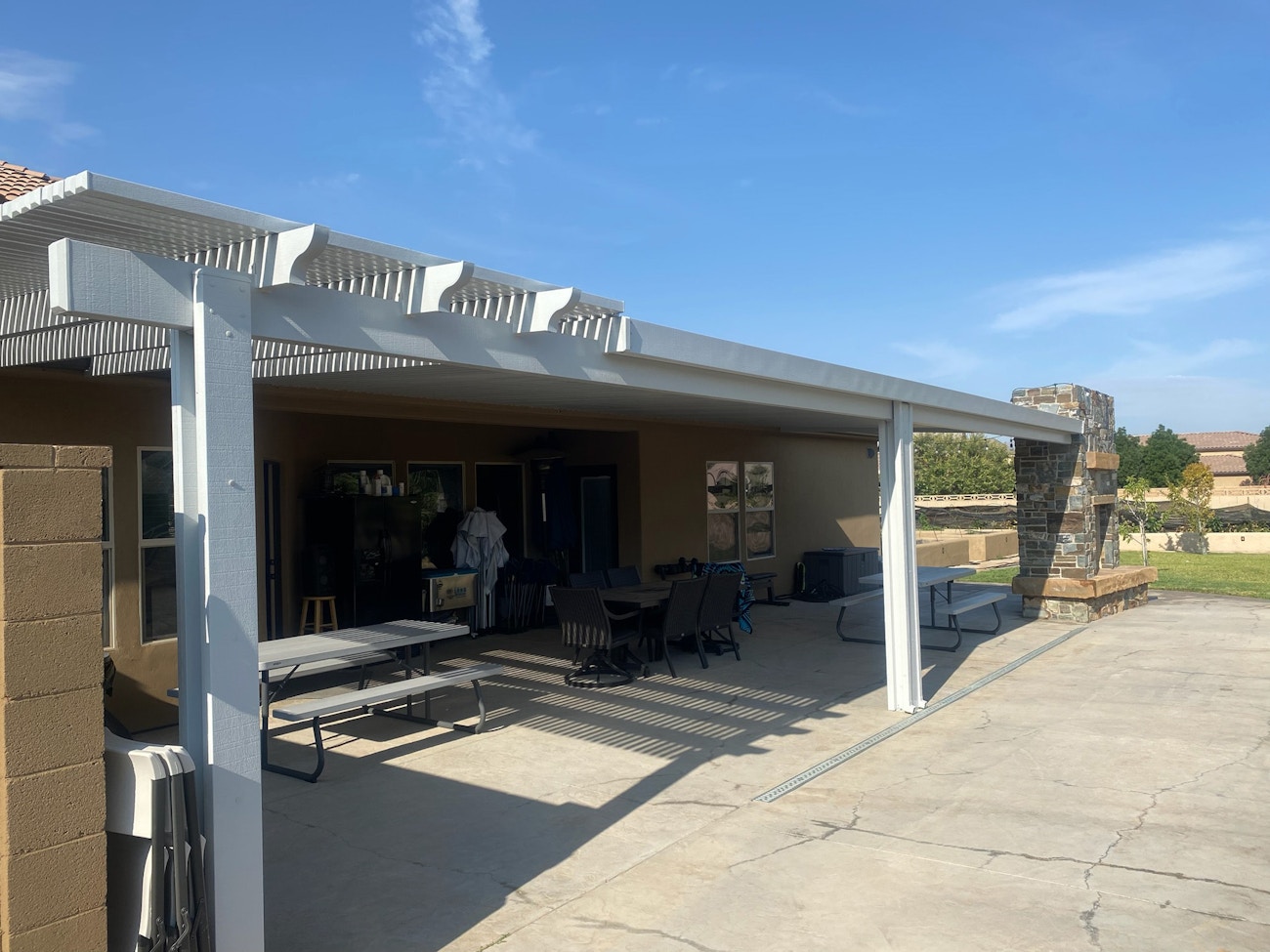 Toldo blanco estilo celosía con combinación de techo sólido instalado en Las Vegas, Nevada.
