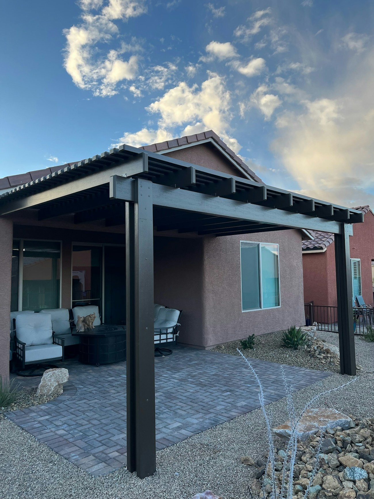 Casa en Las Vegas, Nevada, con cubierta de patio de celosía de aluminio marrón.