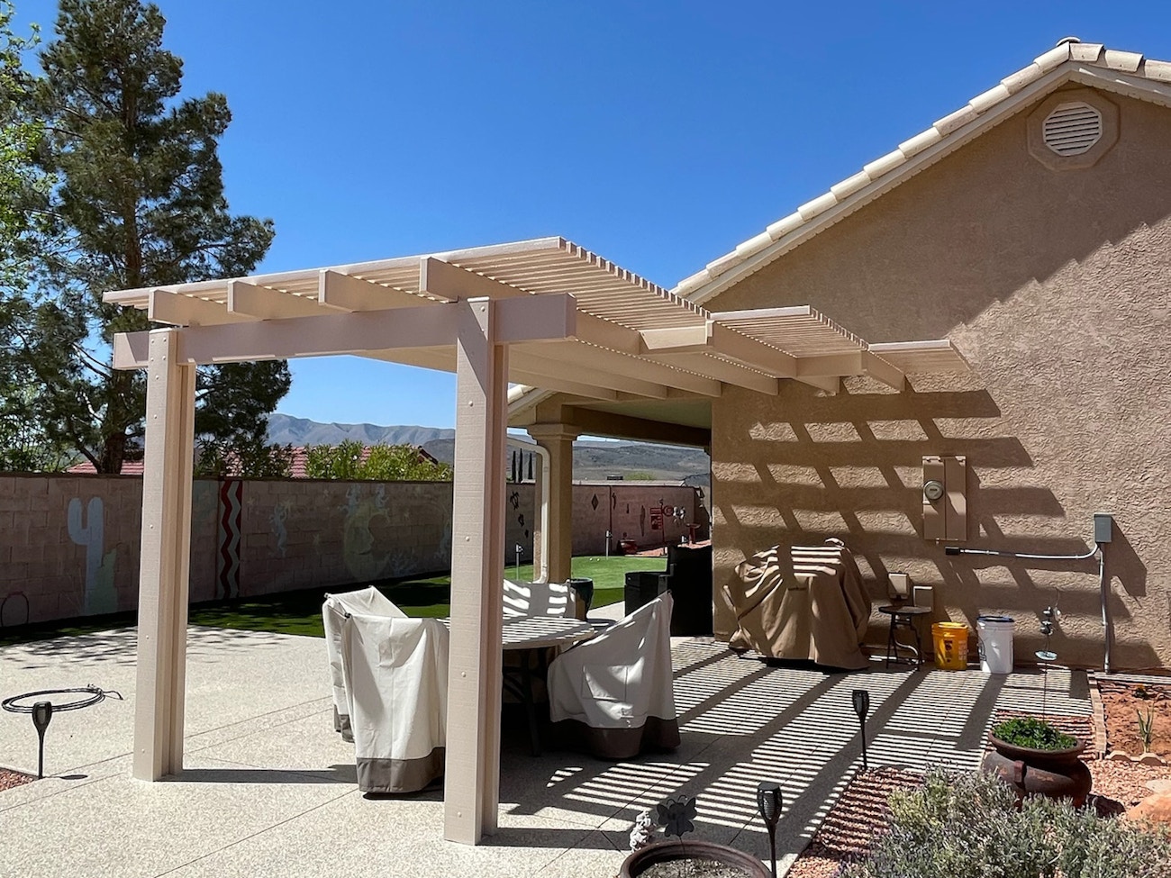 Variable length lattice patio cover in beige aluminum over Las Vegas patio furniture