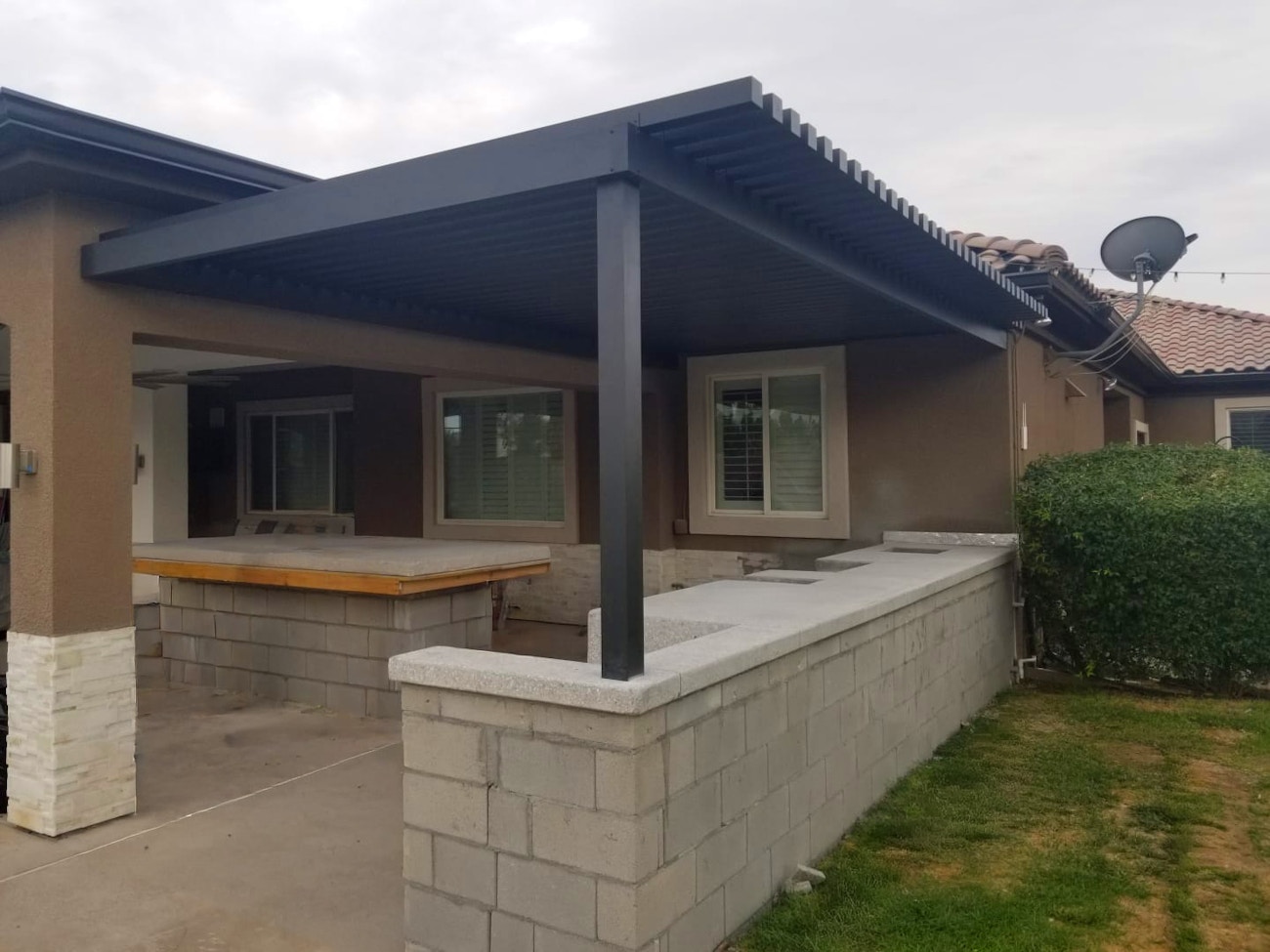 Toldo negro de lujo 4K que cubre la cocina exterior en Las Vegas, Nevada.