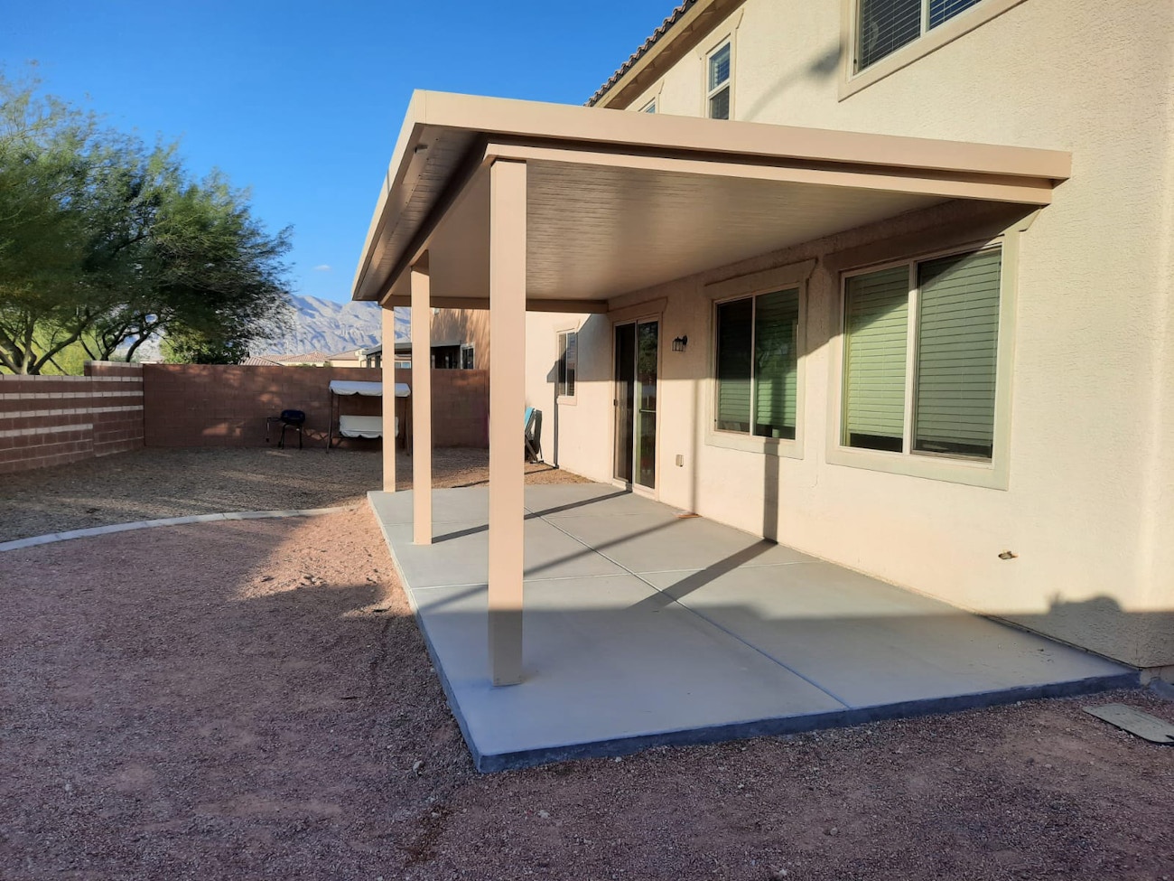 Cubierta para patio de lujo 4k en Las Vegas, Nevada, en aluminio color canela con techo blanco.