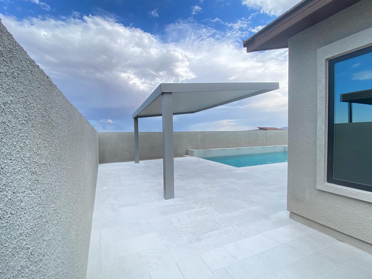 Cubierta de aluminio de lujo 4K para patio en color gris junto a la piscina de Las Vegas.