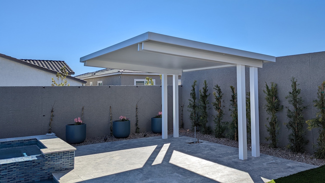 Cubierta para patio estilo Cantilever 4K junto a la piscina instalada en Phoenix, Arizona.