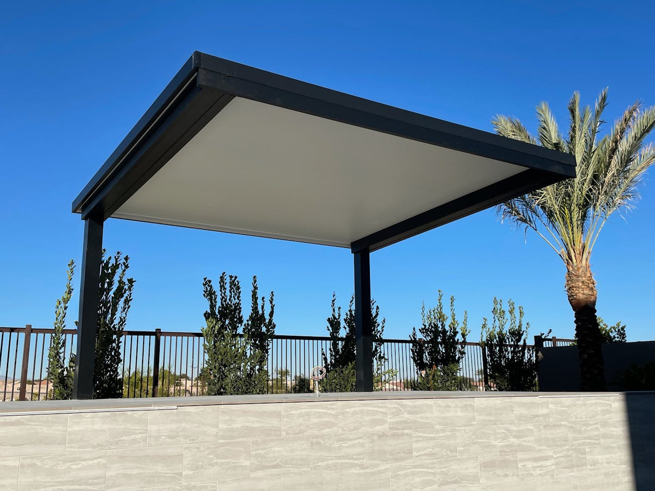 Toldo estilo voladizo 4K lujo junto a alberca en Las Vegas, Nevada