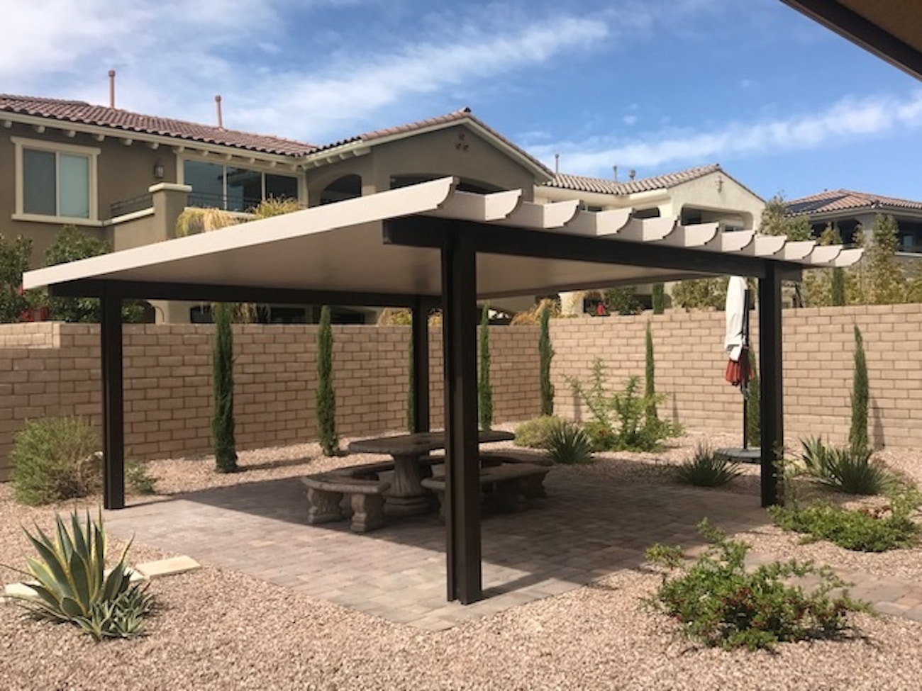 Two-tone free standing patio cover with corbel rafter tails in Phoenix, Arizona backyard