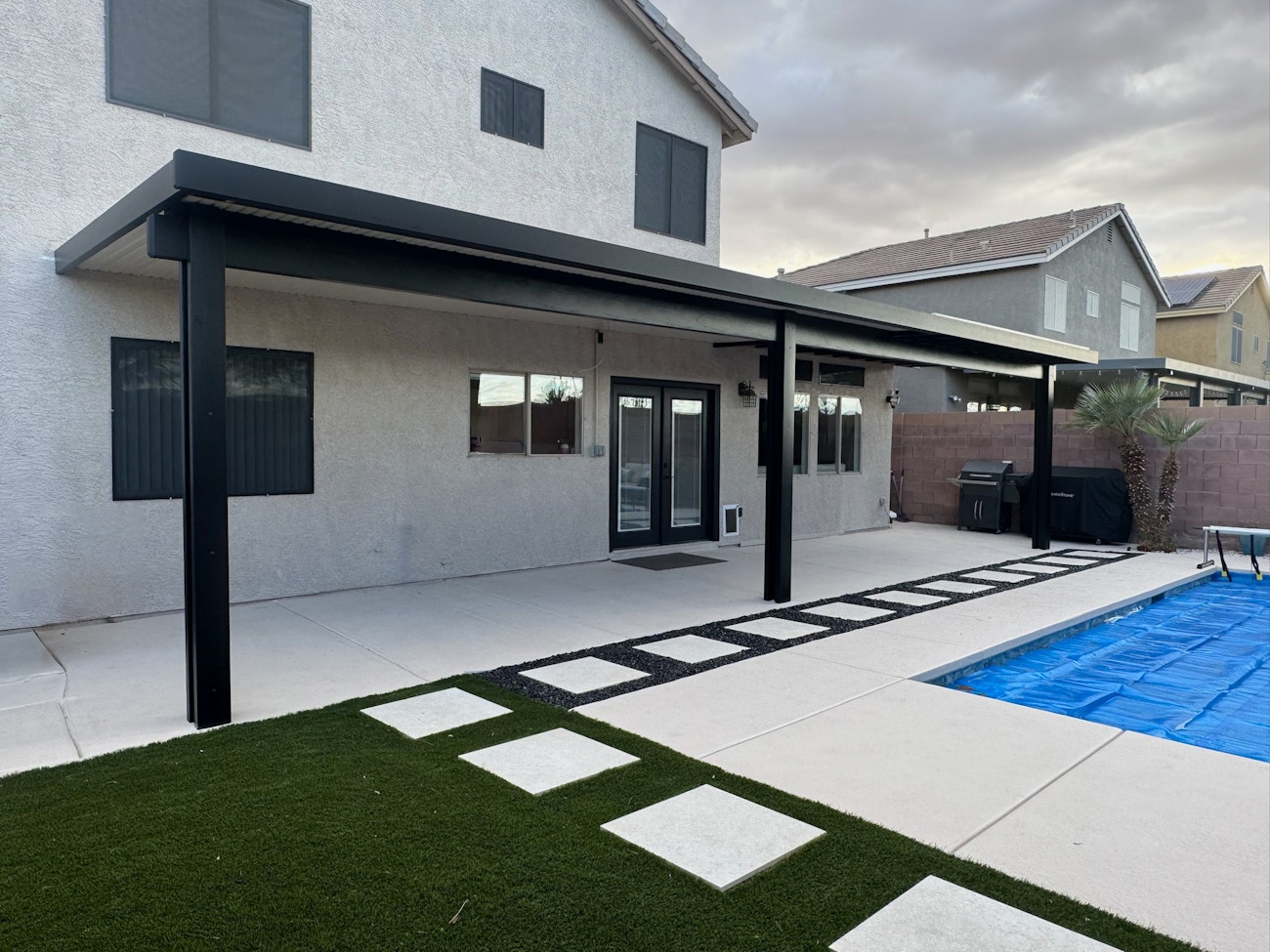 Full coverage aluminum patio cover by poolside in Phoenix, AZ