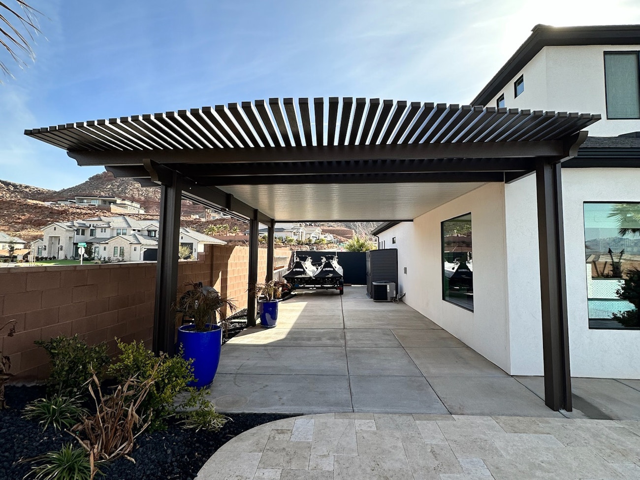 Cubierta de patio con celosía curva en color marrón con cubierta superior sólida combinada para un máximo atractivo exterior en Phoenix.