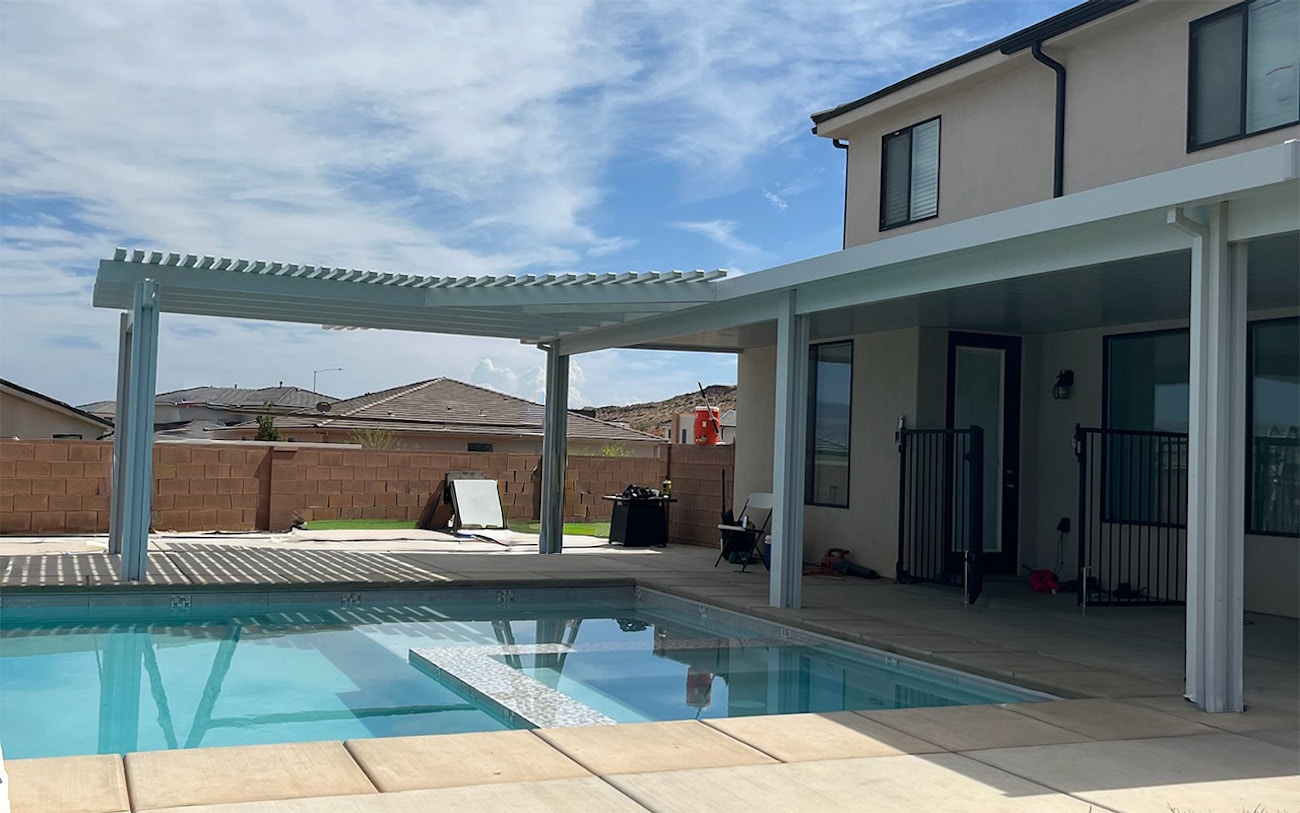 Cubierta combinada de celosía de aluminio blanco junto a la piscina en una casa de Phoenix, Arizona.