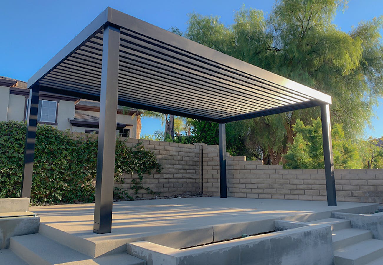 Scottsdale, Arizona 4K luxury patio cover in black aluminum with lattice top