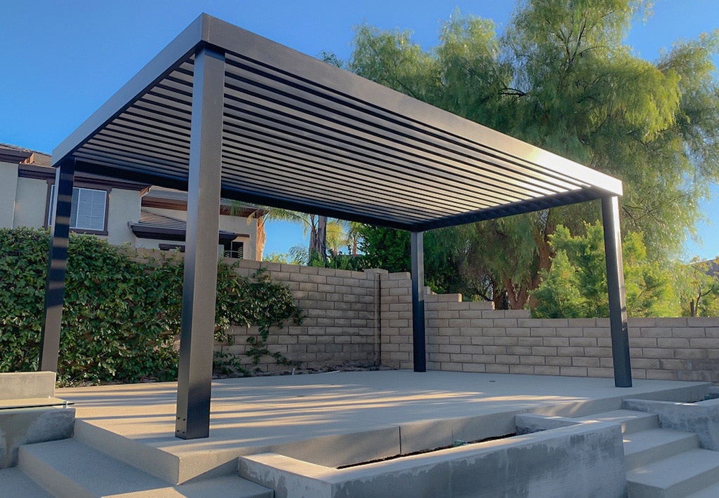Scottsdale, Arizona 4K luxury patio cover in black aluminum with lattice top