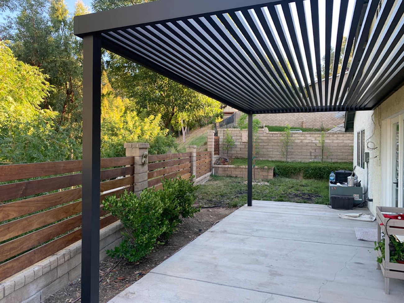 Cubierta de aluminio negro de lujo 4K con acabados de alta calidad en Phoenix, Arizona.