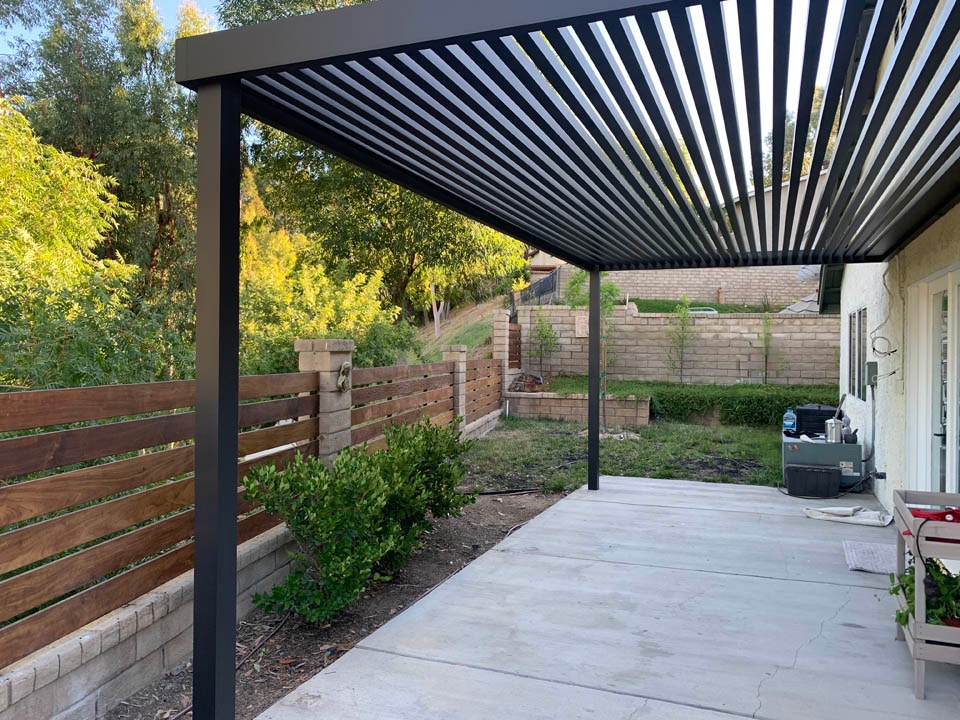 Cubierta de aluminio negro de lujo 4K con acabados de alta calidad en Phoenix, Arizona.