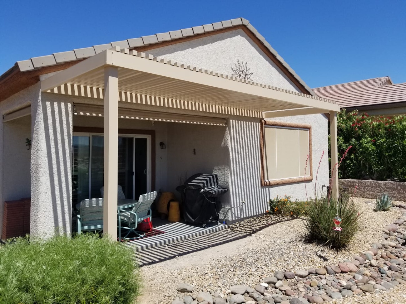 Cubierta de patio de lujo 4K adjunta en color canela con techo de estilo celosía en Phoenix, Arizona.