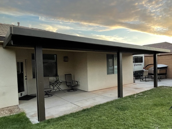 Cubierta para patio de aluminio sólido marrón que proporciona sombra completa en St. George, Utah.