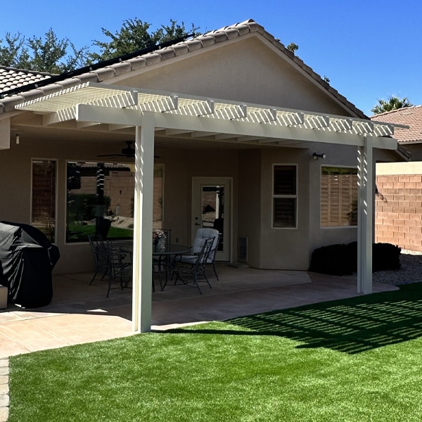 Toldo de celosía blanca que proporciona sombra filtrada instalado en Washington, Utah.
