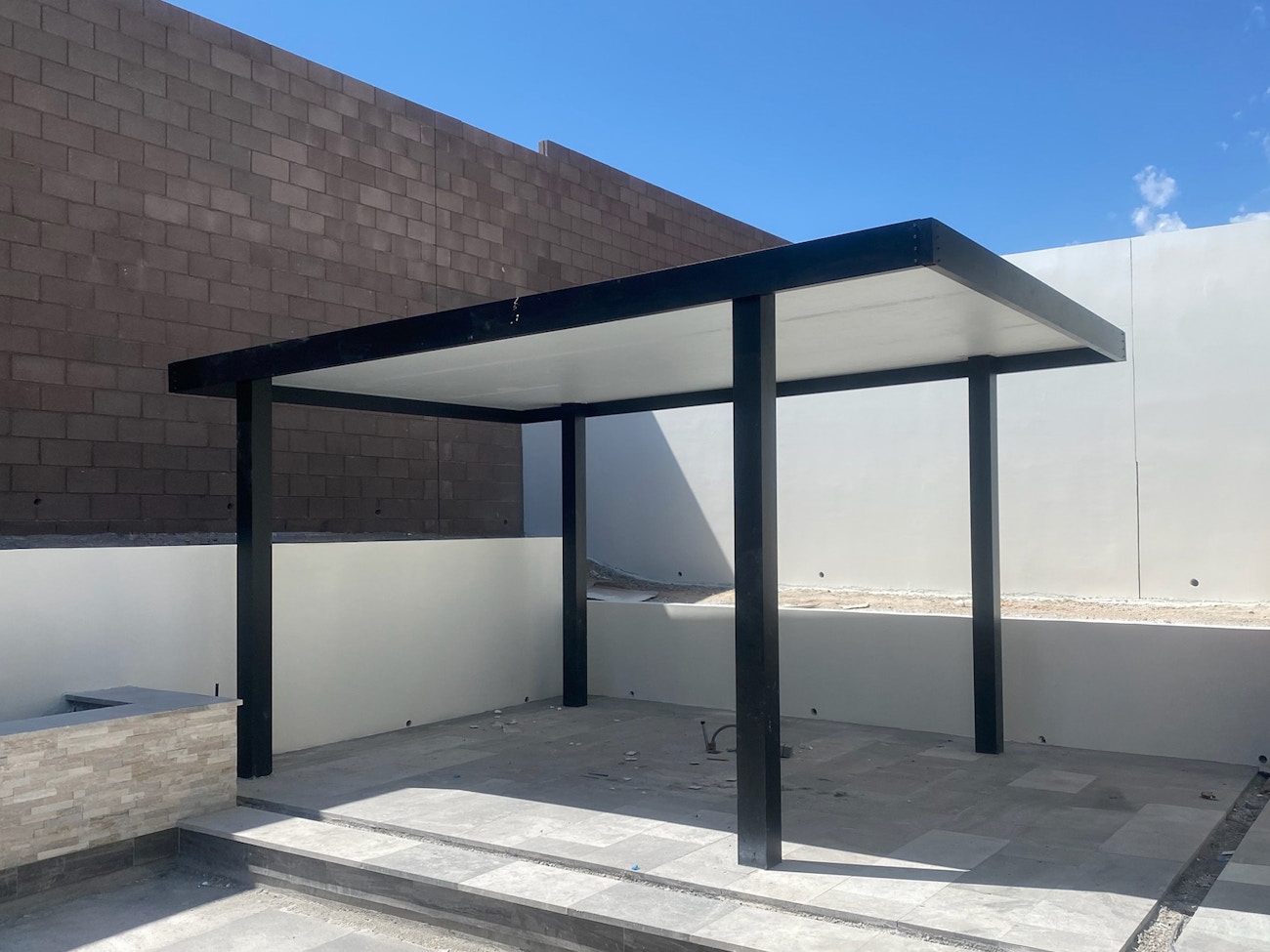 Free standing black frame 4K aluminum awning for poolside in Saint George, Utah