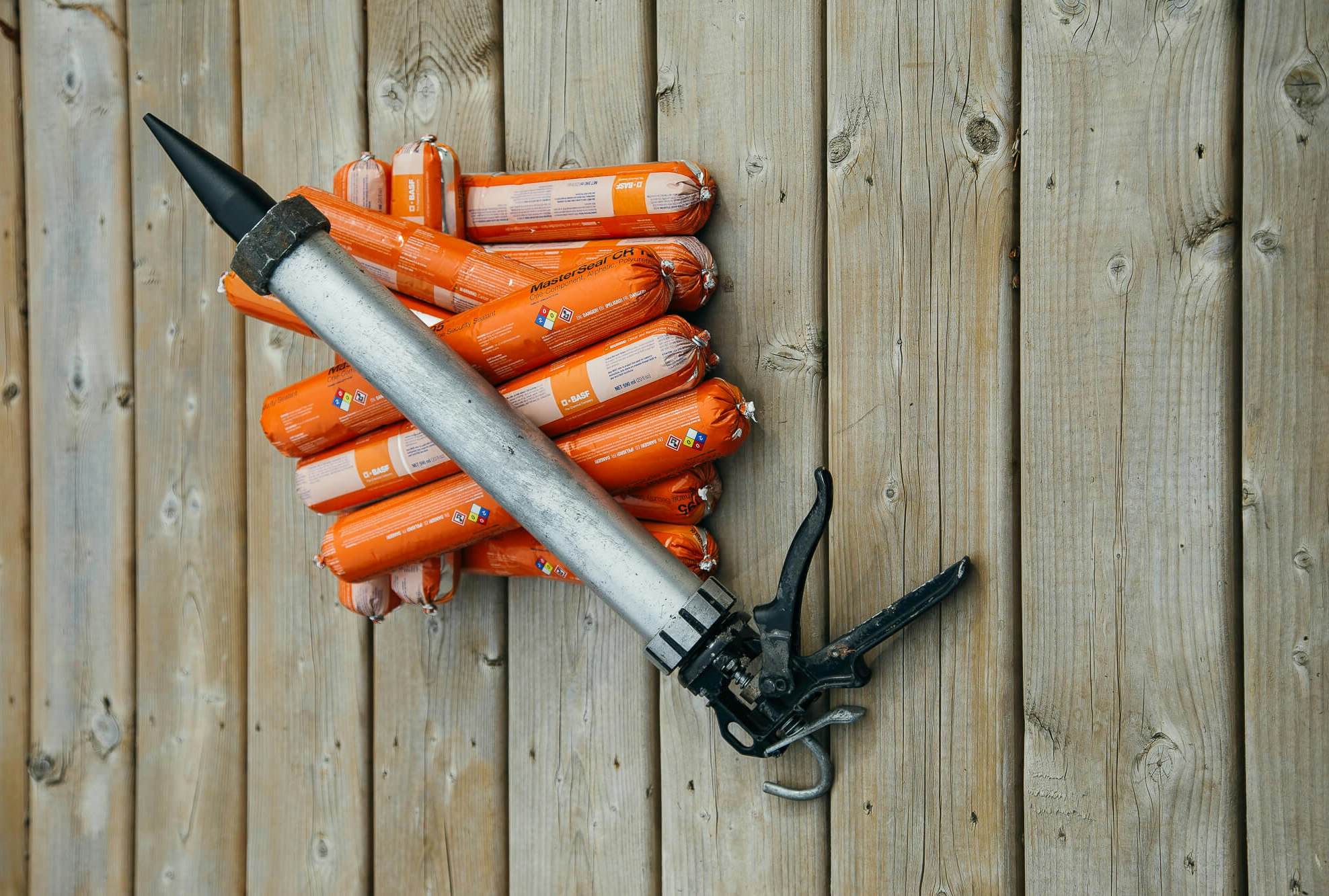 Une fusil de calfeutrage.