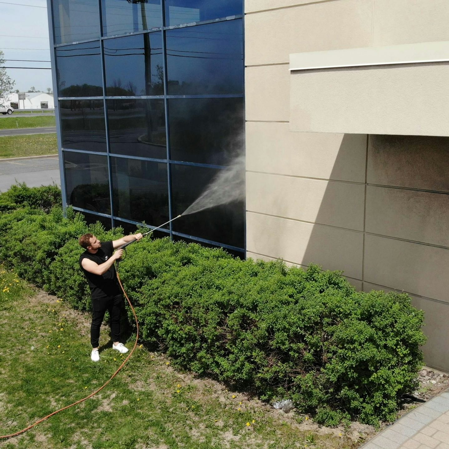 Un homme nettoyant à la machine à pression.