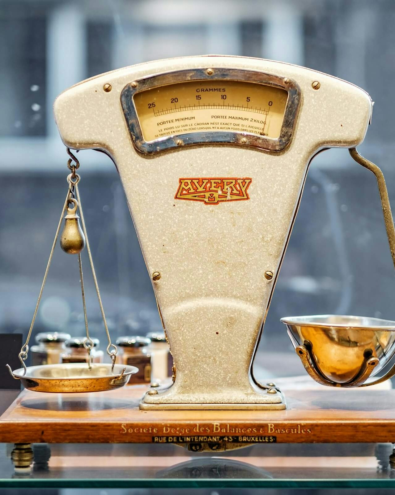 Une balance exposé devant une vitre.