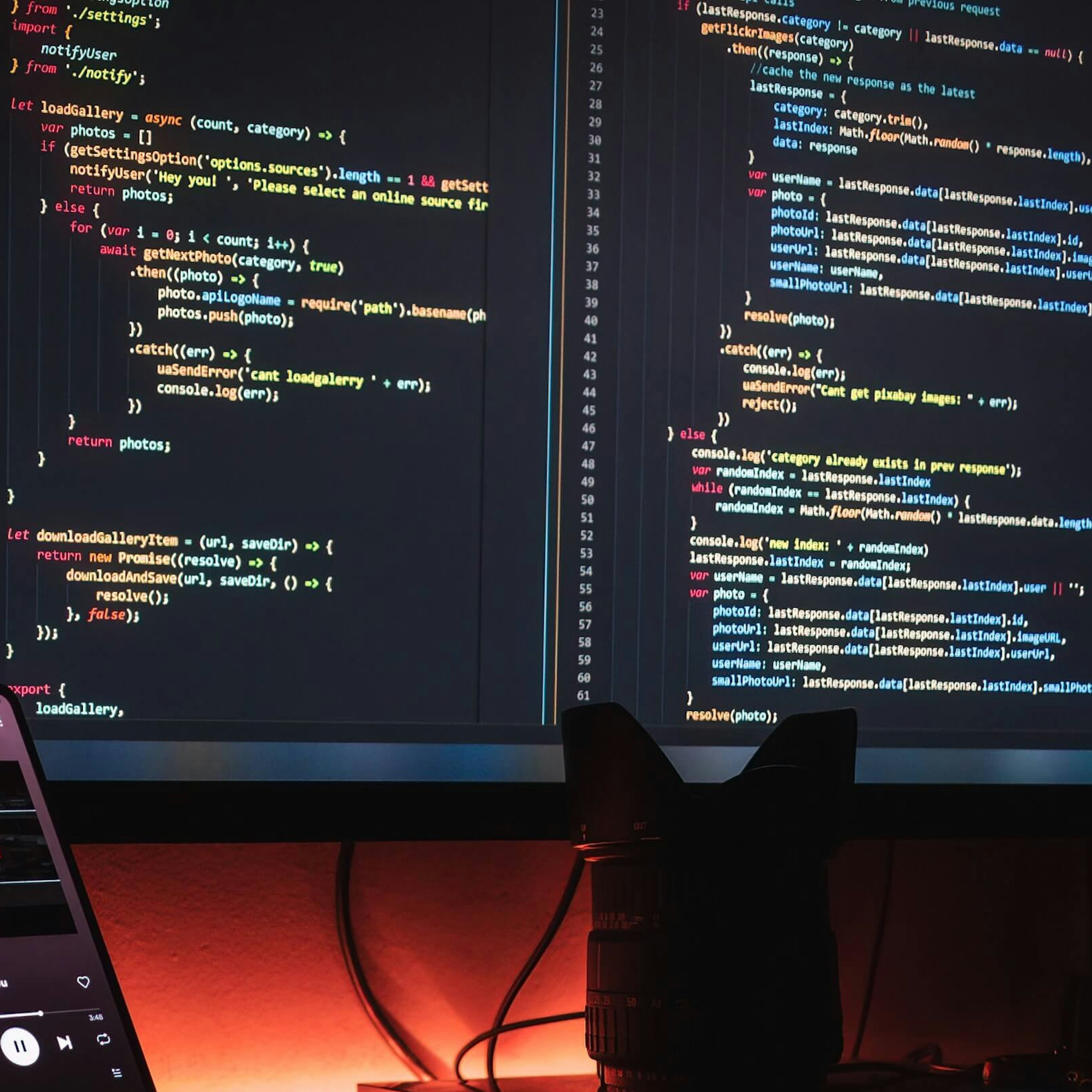 Un ordinateur démontrant du code et un téléphone sur une plateforme multimédia.