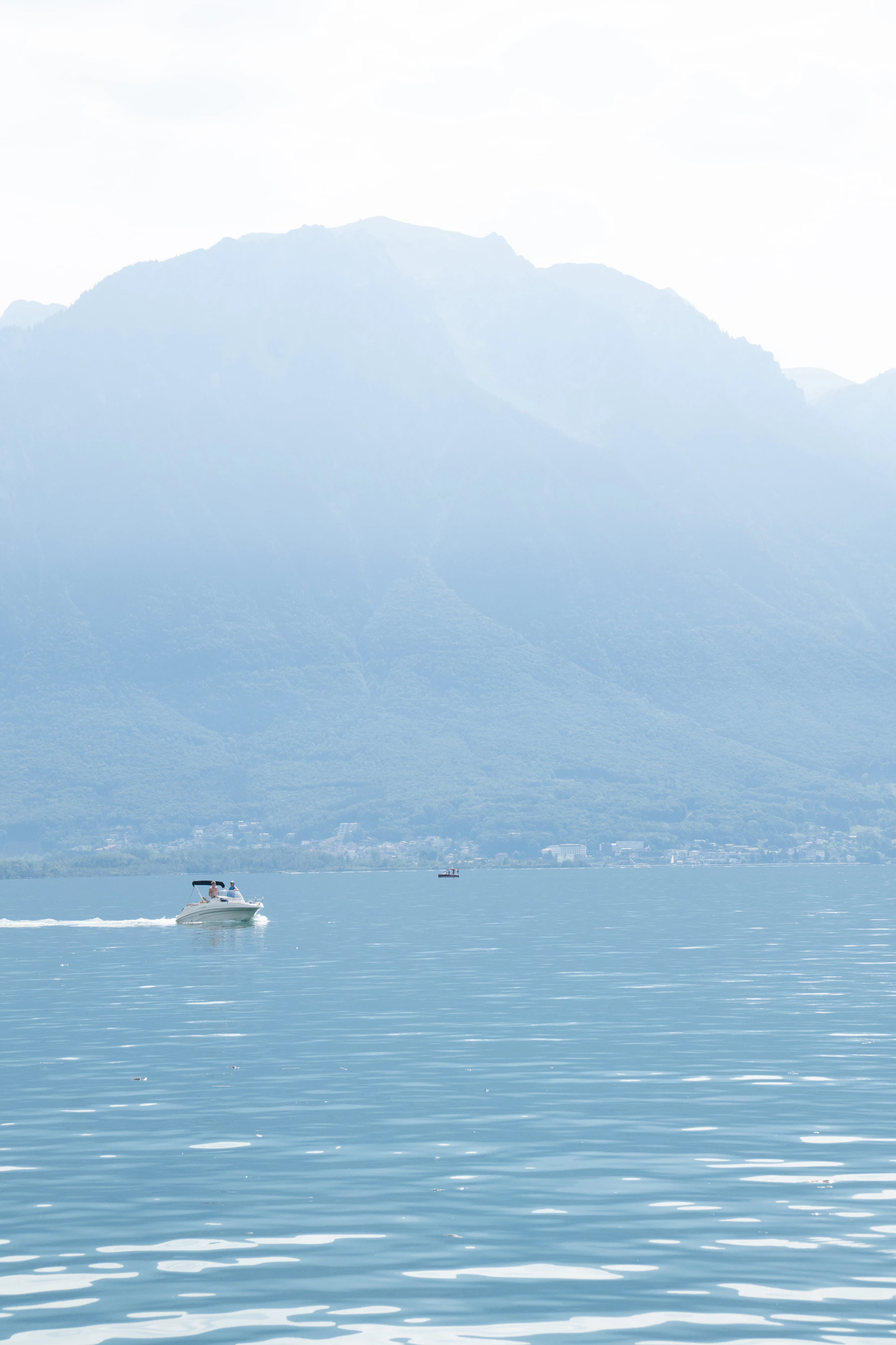 Bâteau sur le lac Léman avec des montagnes en fond