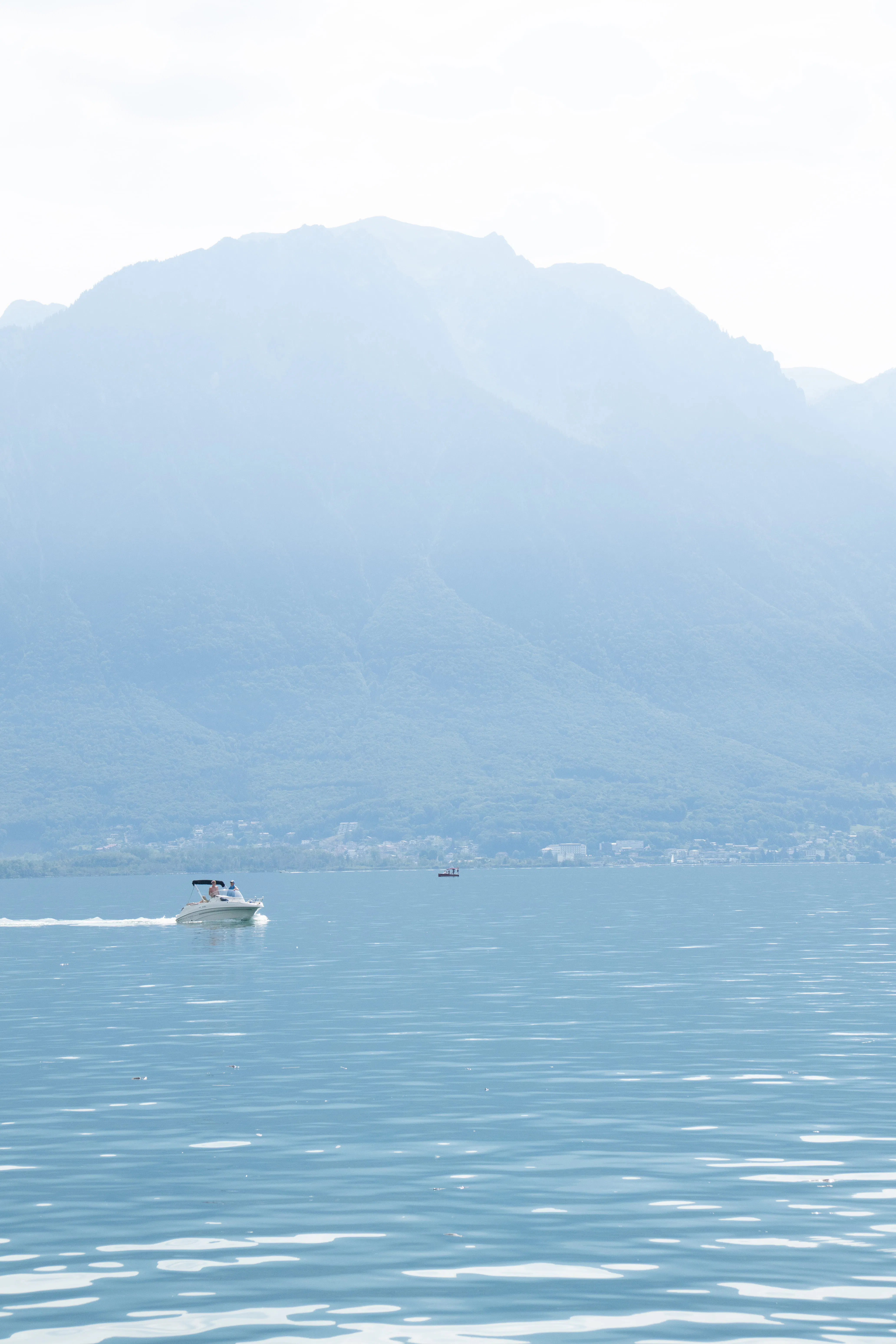 Bâteau sur le lac Léman avec des montagnes en fond