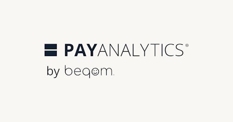 PayAnalytics von beqom dunkles Logo auf hellem Hintergrund.