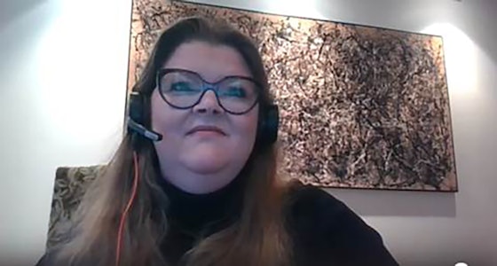Lúvísa Sigurðardóttir, verkefnastjóri jafnlaunakerfis á Landspítala, kynnir jafnlaunavegferð Landspítalans á stafrænni ráðstefnu með þátttakendum í nýju alþjóðlegu jafnlaunavottuninni.