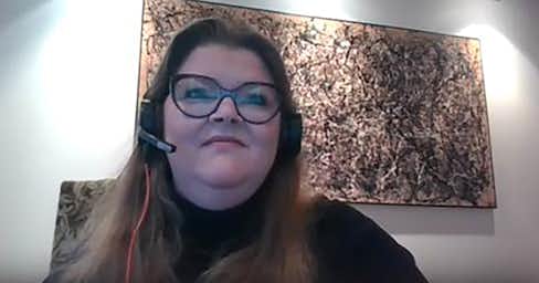 Lúvísa Sigurðardóttir, verkefnastjóri jafnlaunakerfis á Landspítala, kynnir jafnlaunavegferð Landspítalans á stafrænni ráðstefnu með þátttakendum í nýju alþjóðlegu jafnlaunavottuninni.