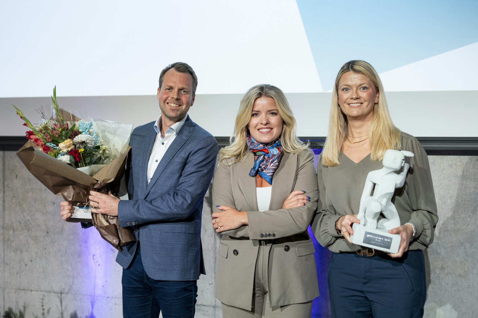 PayAnalytics receiving the Icelandic Innovation Award 2023. In the photo Guðrún Þorgeirsdóttir, CBDO, and Garðar Hauksson, CTO, and Áslaug Arna Sigurbjörnsdóttir, Minister of Higher Education, Science, and Innovation.