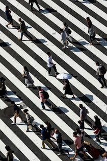 Imagen de gente cruzando un paso de cebra.