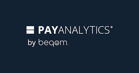 PayAnalytics von beqom weißes Logo auf dunklem Hintergrund.