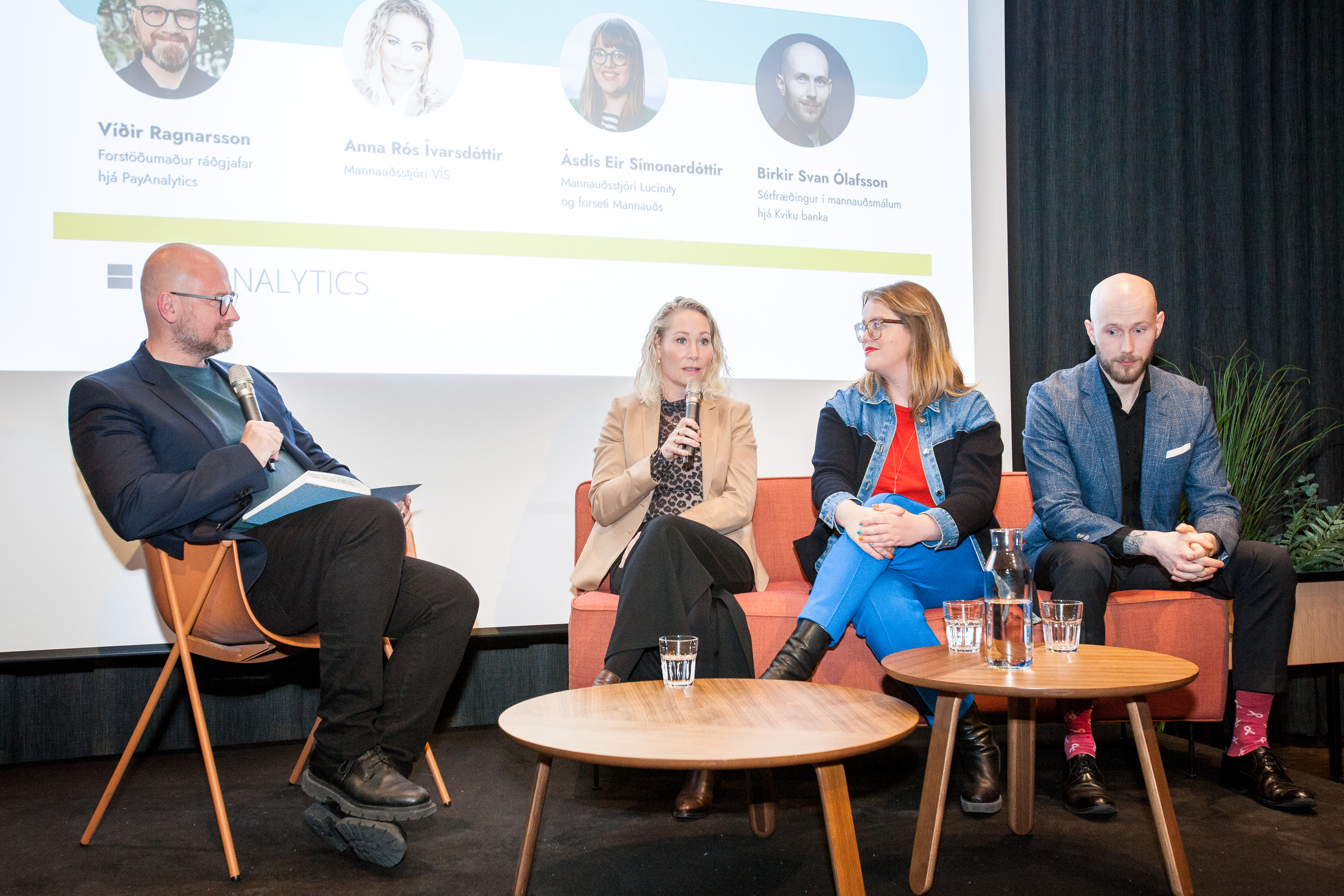 Víðir Ragnarsson ásamt viðmælendum í panel.