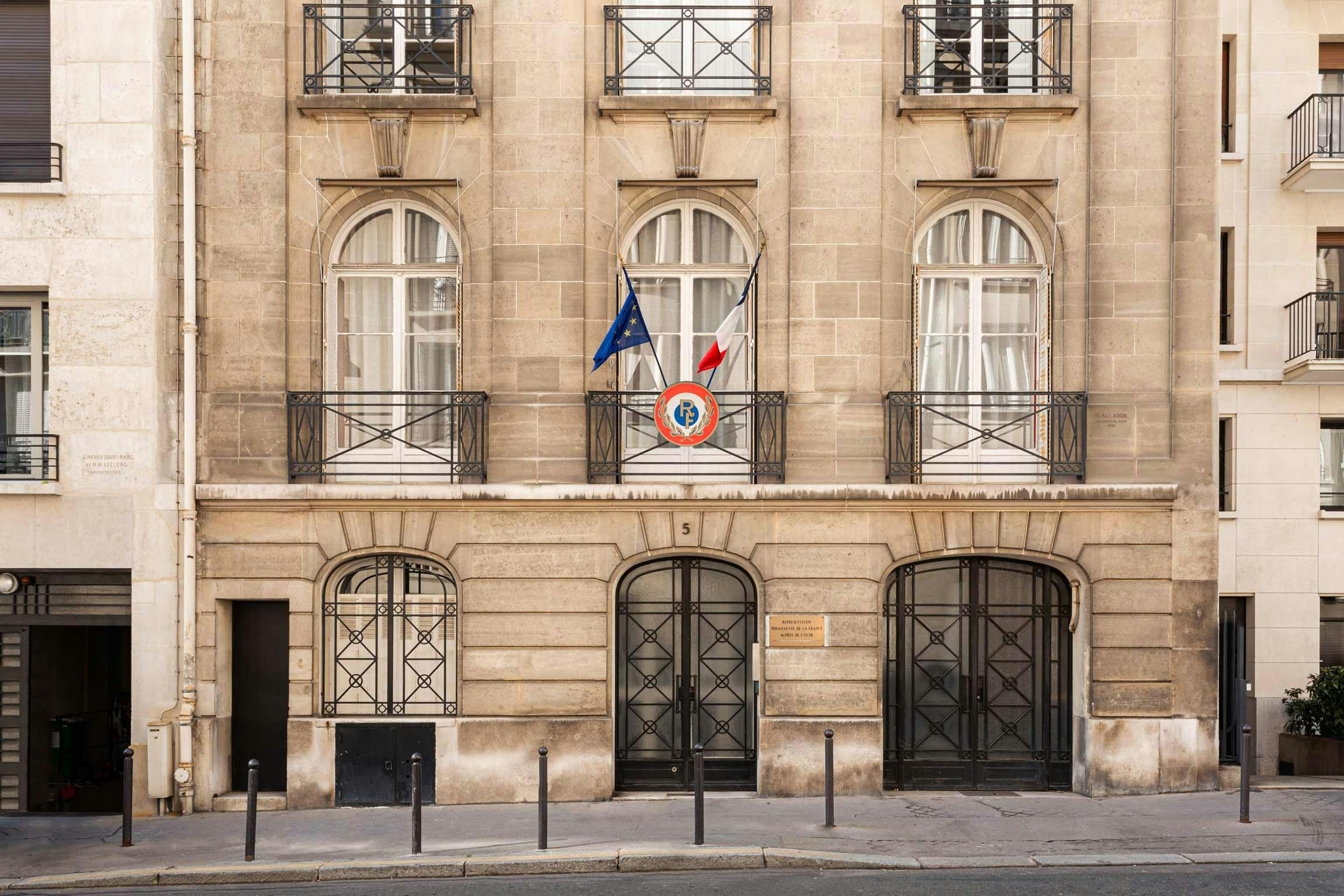 Ravalement de façades de bureaux de l’Organisation de coopération et de développement économiques à Paris 16ème