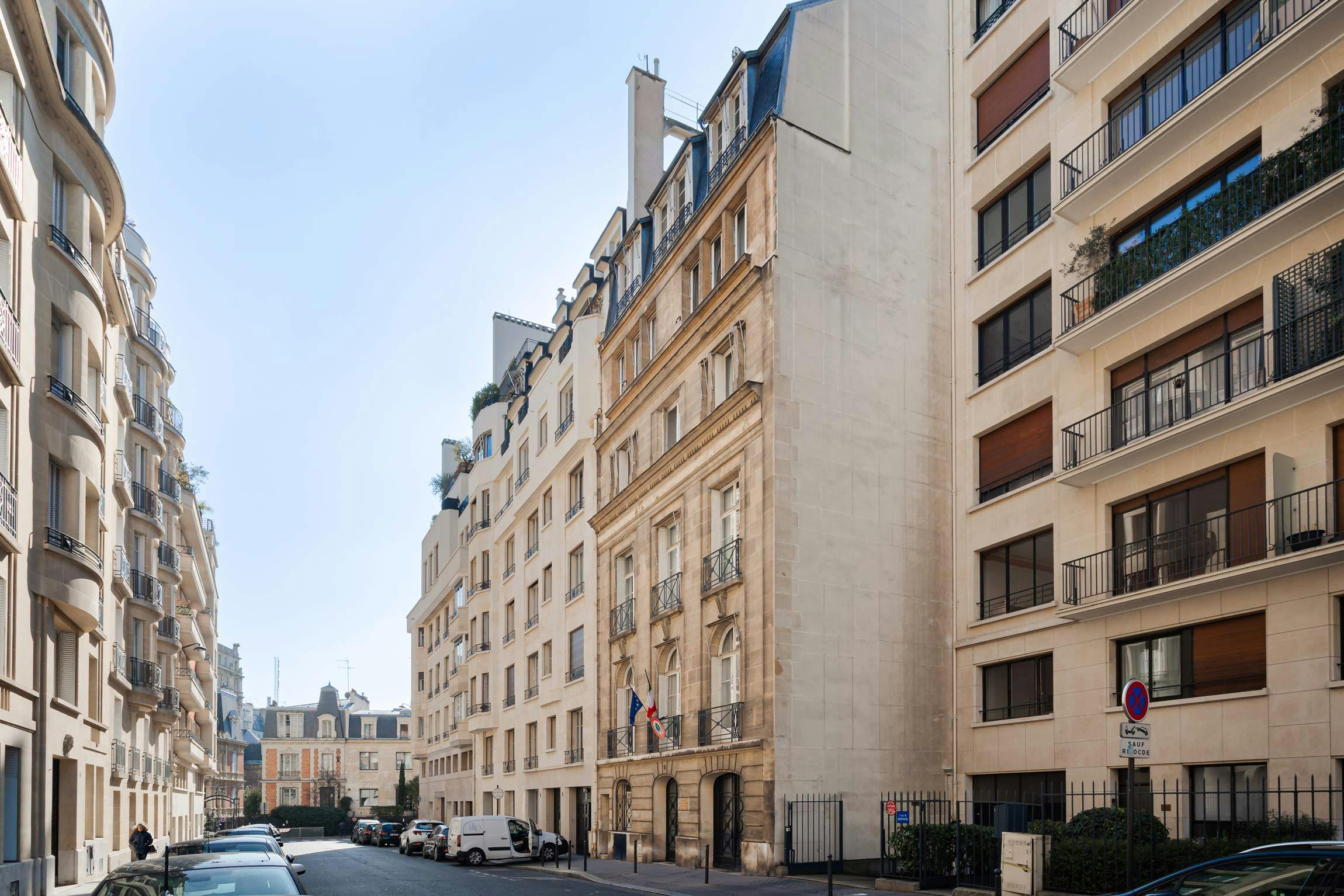 Ravalement de façades de bureaux de l’Organisation de coopération et de développement économiques à Paris 16ème