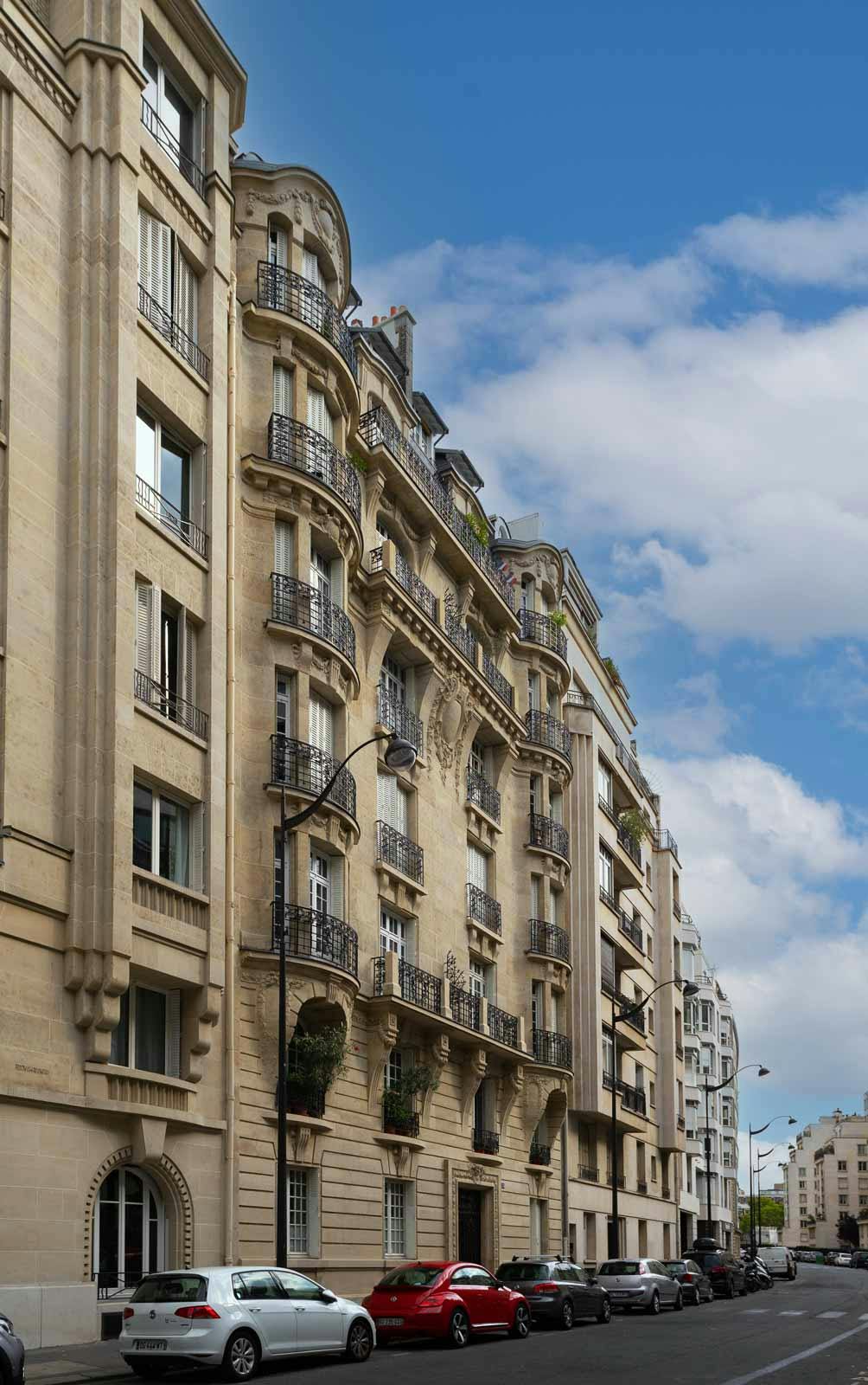 Haussmannien : Ravalement de façades et de toitures de logements à Paris, France