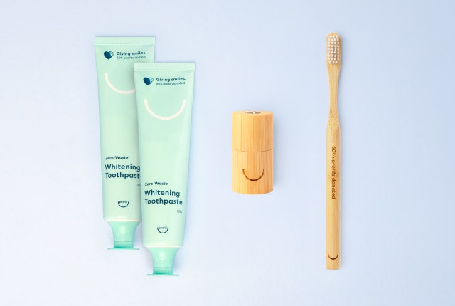 Marketing image of Pearlii's Essential Pack bundle, displaying 2x Zero-Waste Whitening Toothpaste, 1x Moso Dental Floss and 1x Mosobrush