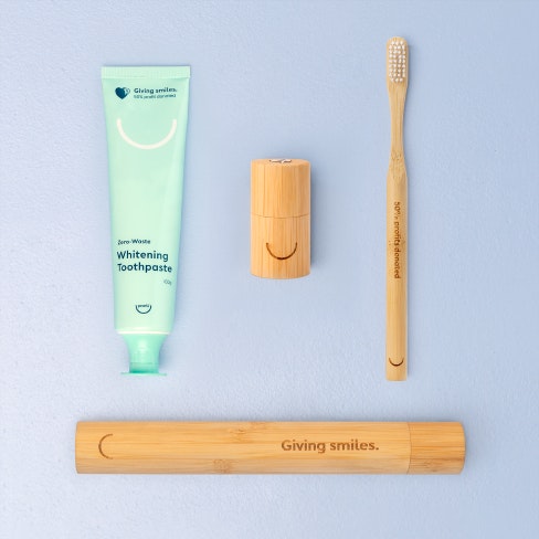 Marketing image of Pearlii's Travel Pack bundle, displaying 1x Zero-Waste Whitening Toothpaste, 1x Moso Dental Floss, 1x Mosobrush and 1x Travel Case.